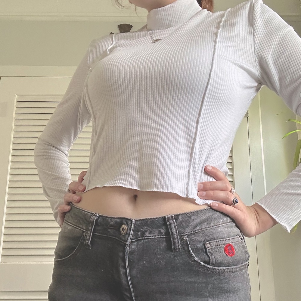 rue21 - women’s large white crop-top faux turtleneck